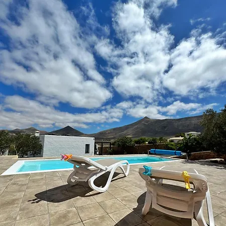 Casa Marisa With Heated Pool & Garden בית נופש